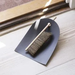 NORMANN Kost Og Fejeblad / Bakke -Køkkenudstyr 303100 Normann Copenhagen DustpanBroom DarkGrey 01