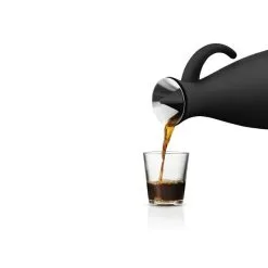 Termokander Mat Sort Eva Solo Termokande 5 Termokander Mat Sort Eva Solo Termokande -Køkkenudstyr 502801 Vacuum jug 1l Matt black pouring HIGH